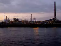 Industrieanlage in den Abendstunden bei Emmerich;110827