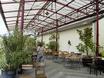 Krefeld, Preu�enring: Der vor einigen Jahren aufw�ndig restaurierte Bahnsteig des Bf. Crefeld Nord (n�rdl. Teil, rechts das Bf-Geb�ude). Personenverkehr gibt es auf der privaten Strecke schon lange nicht mehr (mit Ausnahme der Museumsbahn) - aber sehr gefragte Gastronomie.