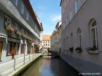 Dieser Bachlauf f�hrt mitten durch Memmingens Altstadt, im Hintergrund das sog. Steuerhaus (August 2010)