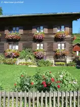 Blumen satt rund um diesem Bauernhaus in Gunzesried (Oberallg�u - August 2010)