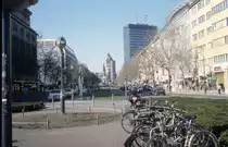 Berlin im M�rz 2005: Tauentzienstrasse. Im Hintergrund die Kaiser-Wilhelm-Ged�chtniskirche (Mitte) und das Europa-Center (rechts). Vorne links ein Teil vom KDW.