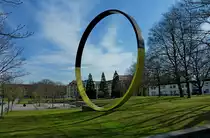 Freiburg im Breisgau, auf dem Klinikgel�nde der Universit�t steht  Tonus , dieser 15m hohe Ring ist ein Werk des japanischen K�nstlers Kazuo Katase, M�rz 2012