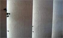 Lichtquellen, nat�rlicher und k�nstlicher Art in der Eismeerkathedrale in Troms�. 1.9.2004 (Matthias)