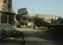 Roma / Rom im Februar 1989: Das Kolosseum vom Forum Romanum gesehen. Wo Vespasian, r�mischer Kaiser 69 - 79 n. Chr., sein grosses Amphitheater, Amphitheatrum Caesareum (vom Mittelalter: Colosseum) in den siebziger Jahren n. Chr. errichten liess, hatte Nero, Kaiser 54 - 68 n. Chr., fr�her einen k�nstlichen See anlegen lassen, der zu seinem Goldenen Haus, der Domus Aurea, geh�rte.