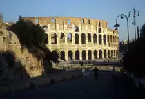 Roma / Rom im Februar 1989: Den Namen Colosseum, deutsch Kolosseum, bekam das Amphitheater erst im Mittelalter. Es wurde nach einer bronzernen Kolossalstatue von Nero benannt, die urspr�nglich an der Stelle stand, wo Kaiser Hadrian sp�ter das Templum Veneris et Romae, den Tempel der Venus und Roma, errichten liess. 
