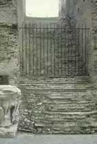 Roma / Rom im Februar 1989: Das Kolosseum war mit 80 B�gen im Erdgeschoss und vielen Treppen so eingerichtet, dass das Geb�ude schnell ger�umt werde konnte. Auf dem Bild sieht man eine der vielen Treppen. 