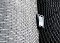 Im kleinen Treppenhausfenster eines Verwaltungsgeb�udes in der Stuttgarter Innenstadt spiegelt sich der Himmel. 10.6.2005 (Matthias)