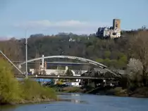 die Burg Lahneck in Lahnstein im Vordergrund die alte Eisenbahnbr�cke �ber die Lahn kurz vor der Einm�ndung in den Rhein 08.04.2012