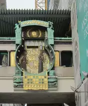 Diese Uhr in Wien zeigt zu jeder vollen Stunde eine andere Person an, so wird um 16:00 Uhr nachmittags Walther von der Vogelweide pr�sentiert.(5.4.2012)