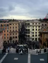 Roma / Rom im Februar 1999: Blick von Piazza Trinit� dei Monti auf Piazza di Spagna mit dem Barcaccia-Brunnen, der 1627-1629 von Pietro und Gian Lorenzo Bernini geschaffen wurde, und die mond�ne Via Condotti, in der man das ber�hmte Caff� Greco besuchen kann. - In diesem Viertel lebten und verkehrten im 18. und 19. Jahrhundert viele K�nstler, Musiker und Schriftsteller. 