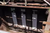 Blick in eine M�llergrube in der Henrichsh�tte in Hattingen....einige fr�here Arbeiter....beschreiben dem interessierten Besucher wie ihr Tagwerk vorsich ging und das ist auf den bedruckten Fahnen zu lesen.
17.Mai 2012