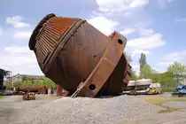 Dieser riesige Beh�lter m�sste ein Konverterofen sein, der in der Henrichsh�tte ausgestellt ist.In ihm wurde das geschmolzene Roheisen durch Zugabe von Zuschlagstoffen wie z.B. Mangan und Vanadium und Zuf�hrung von reichlich Sauerstoff zu Stahl verwandelt. Durch das Aufblasen mit Sauerstoff oxidierte der Kohlenstoff, von dem eine Restmenge von maximal 2% Kohlenstoff im Stahl �berig bleiben durfte. Foto 17.5.2012