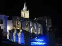 Die Kirche Saint-Martial in Avignon bei Nacht. Mit den Scheinwerfern im Square agricole Perdiguier hat die Kirche nachts jedes Mal eine andere Ausstrahlung. Hier blau; die Atmosph�re bei roter oder gr�ner Beleuchtung kann man vor Ort bewundern. 
Aufgenommen am 24. Februar 2012. 