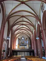 Neubrandenburg, St. Johanniskirche, zweischiffige Hallenkirche mit Schuke Orgel 
von 1990 (24.05.2012)