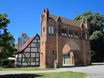 Neubrandenburg, Friedl�nder Tor, Vortor und Torcafe (24.05.2012)
