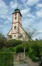 Bad Bellingen im Markgr�flerland, die katholische Pfarrkirche St.Leodegar von 1780, steht hoch �ber dem Ort, Mai 2012
