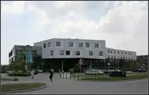 . NCT - Nationales Centrum f�r Tumorerkrankungen, Heidelberg - 

Architekten: Behnisch Architekten, Fertigstellung: 2010. Gesamtansicht von der Stra�e. Im Innern befindet sich ein geb�udehohes zentrales Atrium, mit Glasdach. 

http://behnisch.com/projects/248

28.04.2011 (Matthias)