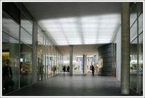 Anstelle eines durch einen Gro�brand vernichtetes M�belhauses, entstand in den neunziger Jahren eine neues Gesch�ftshaus in der Stuttgarter Innenenstadt. Hier der in unspektakul�rer, moderner Architektur gestaltete Durchgang von der Kronprinzenstra�e zur Calwer Stra�e. 11.5.2007 (Matthias)