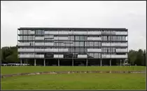 . In der Tradition von Mies van der Rohe - 

Filigranes Bankgeb�ude auf gr�ner Talaue in T�bingen. Architekten: Auer, Weber und Assozierte, Fertigstellung: 2006. 

http://www.auer-weber.de/de/projekte/details/sparkassen-carre-tuebingen.html

28.07.2011 (Matthias)