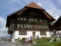 Erlenbach im Simmental, Holzhaus an der Dorfstra�e (27.05.2012)