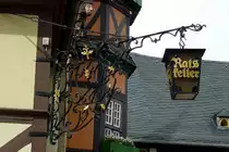 Wernigerode, Wirtshausschild des historischen Ratskellers unter dem ber�hmten Rathaus, Mai 2012