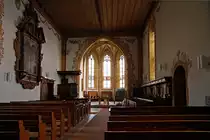 Kirche Ligerz, die oft f�r Hochzeiten verwendet wird. Saal mit flacher Holzdecke und dem leicht eingezogenen Chor. Sp�tgotisch, 1521-26. Barocke �nderungen: Dekorationsmalereien und die Gebotstafel links, von 1669. Blick nach Nordosten, 24. Mai 2012, 17:33