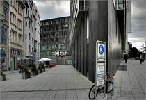 Seit dem Bau dieses dunklen Gesch�ftshauses, hat sich die st�dtebauliche Situation dieses Abschnittes der Friedrichstra�e sehr ver�ndert. Rechts die Theodor-Heuss-Stra�e. 11.5.2007 (Matthias)