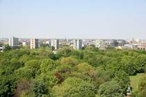 50 Jahre Interbau Hansaviertel Berlin: Die Interbau sollte 1957 ein Beispiel f�r die Stadt von morgen geben und als Gegenpart zur monumentalen Karl-Marx Allee im Osten dienen. Im Krieg wurde das Hansaviertel vollkommen zerst�rt, so fand man genug Platz um die Pl�ne von 53 Architekten aus 13 L�ndern zu verwirklichen. Hier ein �bersichtsbild der 5 Punkthochh�user mit 16-17 Geschossen. Architekten: Schwippert, Lopez/Beaudoin, Hassenpflug, Bakema, Baldessari (von rechts). Daneben finden sich auch Einfamilienh�user, Kirchen, 4-8 geschossige Zeilen uvm. Stadtbildpr�gend sind nat�rlich diese Hochh�user.
Ganz rechts ist �brigens das Innenministerium mit seinem U-f�rmigen 12geschossigen B�rogeb�ude mit halbrunden Kopfbauten.
