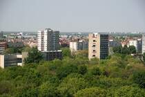 Interbau-Hochhaus Hansaviertel Berlin: Architekt Baldessari (li) Bakema/Broek (re). Im Vordergrund noch die 8- geschossigen H�user von Eiermann und Niemeyer.