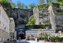Salzburg - Sigmundstor (fr�her Neutor), Durchfahrt unter den Felsen - 25.04.2012