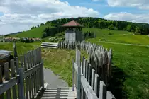 Gersbach, Palisadenzaun und Turm der rekonstruierten Sechseck-Schanze, Mai 2012