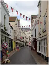 Teignmouth. Die Teign Street geh�rt zur Fu�g�ngerzone. 28.05.2012 bei/nach Gesch�ftsschluss.

