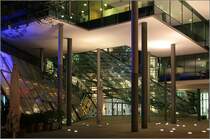 Detailaufnahme des Eingangsbereiches der Nord LB mit der gro�en Glasschr�ge. 1.11.2006 (Matthias)