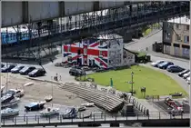 Die Union Inn in Saltash am Fu� der Royal Albert Bridge f�llt durch ihren Anstrich schon von Weitem auf. 30.05.2012