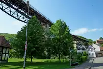 Lengenfeld im Eichsfeld, das den Ort �berspannende Eisenbahnviadukt aus den 1870er Jahren und die dazu geh�rige Strecke wird heute als Draisinenfahrt f�r Touristen genutzt, Mai 2012
