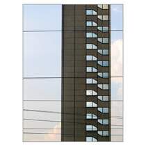 Eines der Frankfurter Hochh�user, vom Hauptbahnhof aus gesehen. Die Fensterform verr�t die dahinter liegende Nutzung. 1.9.2005 (Matthias)