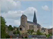 Die Stiftskirche Saint-Ursmer in Lobbes wurde von 819 bis 823 von den M�nchen des Klosters Lobbes gebaut. Sie ist die einzige Kirche Belgiens, welche in ihren Grundelementen aus der karolingischen Zeit stammt. Nur sehr wenig umgebaut im Laufe der Jahrhunderte, wurde der karolingische Charakter weitgehends erhalten (Schiff und westliche Partien), nur Krypta, Eingangst�r, Turm und Chor wurden im Stil der Maas etwas aufgelockert. Die Stiftskirche Saint-Ursmer dient heute als Pfarrkiche von Lobbes. 23.06.2012 (Jeanny) 