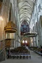 Halberstadt, das Langschiff des Domes mit Kanzel, bronzenem Radleuchter und Orgel, Mai 2012 
