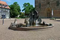 Duderstadt, der Sch�tzenbrunnen vor der St.Cyriakus-Kirche, Mai 2012