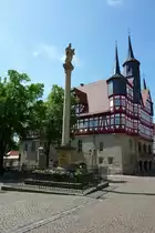 Duderstadt, die 1711 errichtete Mariens�ule ist �ber 12m hoch und aus einem St�ck Sandstein gefertigt, dahinter das Rathaus, Mai 2012