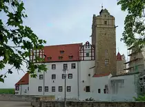 Bernburg, die S�dseite des Renaissanceschlo�es hoch �ber der Saale, Mai 2012