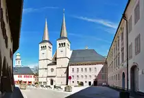 Berchtesgaden - Schlo�platz mit Stiftskirche und Schlo�museum - 26.04.2012