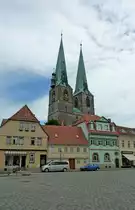 Quedlinburg, die evangelische Pfarrkirche St.Nikolai, der dreischiffige gotische Bau wurde 1222 erstmals erw�hnt, die beiden weithin sichtbaren T�rme sind 72m hoch, geh�rt wie die gesamte Altstadt seit 1994 zum UNESCO-Welterbe, Mai 2012  