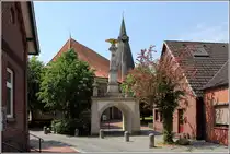 Beim Zugang zur Kirche in Estebr�gge erinnert ein Denkmal an die Toten des deutsch-franz�sischen Krieges 1870/71. 23.05.2012