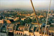 Blick vom Centre Georges Pompidou �ber die von der tiefstehenden Wintersonne angestrahlten D�cher von Paris nach Montmartre mit der Basilique du Sacr�-C�ur. Digitalfoto von Analogaufnahme. Bild etwa um 1991 (Matthias)