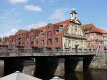 Das ehemalige Alte Kaufhaus in L�neburg wurde, nachdem es im Jahre 1959 einer Brandstiftung zum Opfer fiel, als 3* Hotel aufgebaut. Einzig die erhaltene Fassade von 1742 vermittelt noch den Glanz aus der Barockzeit; aufgenommen von Am Stintmarkt am Ufer der Ilmenau; 10.07.2012