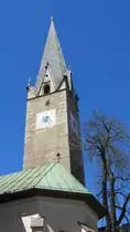Der Kirchturm der offiziellen Kitzb�heler Stadtkirche, in der der Gro�teil der Messen gehalten wird.(21.4.2012)