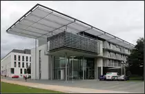 . Auskragendes Dach - 

Max-Planck-Institut f�r Biophyik in Frankfurt am Main-Riedenberg. Fertigstellung: 2003, Architekten: Auer+Weber+Architekten. 

Zahlreiche weitere Aufnahmen:
http://architektur.startbilder.de/name/galerie/kategorie/architekten~auer-weber-architekten~2003-max-planck-institut-frankfurt-am-main.html

12.07.2012 (Matthias)
