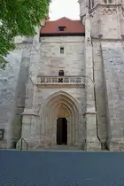 M�hlhausen, das Hauptportal der Divi-Blasii-Kirche zwischen den beiden Westt�rmen, Mai 2012