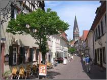 Ein weiterer Blick in eine der oft recht schmalen Stra�en in Ettlingen, hier die Kronenstra�e. (15.05.2006)